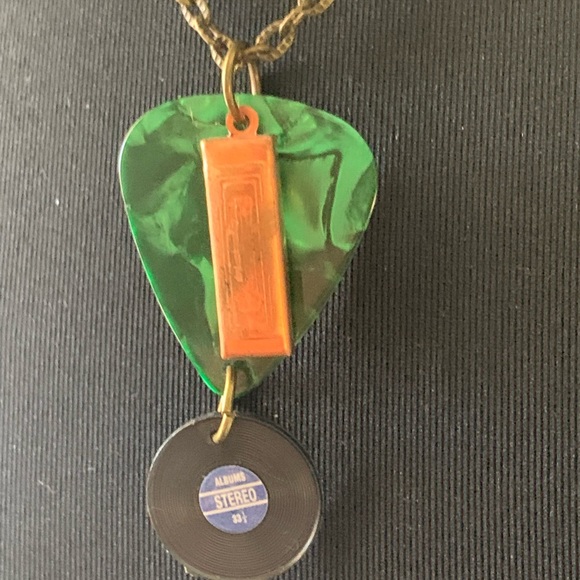 Necklace harmonica guitar pick record album green - Picture 4 of 8